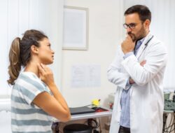 Kapan Sakit Tenggorokan Perlu Pemeriksaan Dokter: Panduan Lengkap untuk Kesehatan Tenggorokan Anda